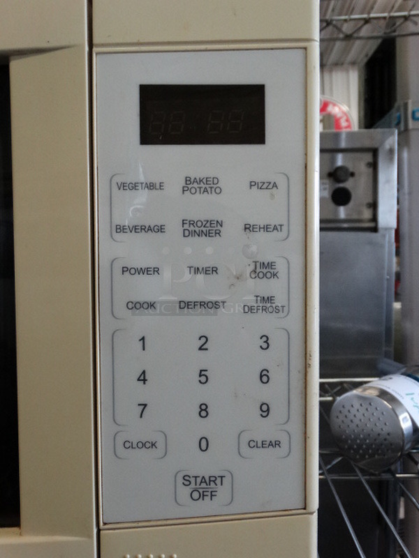 Hotpoint Countertop Microwave w/ Plate. 18x12x11 - Image 4 of 5