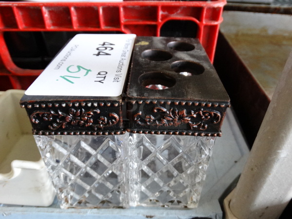 ALL ONE MONEY! Lot of 5 Various Items Including 3 Poly Sugar Caddies and 2 Toothbrush Holders! Includes 3.5x2.5x2.5 - Image 3 of 3