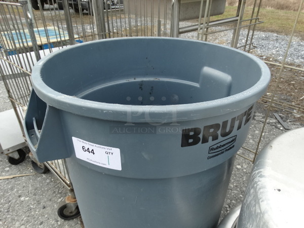 Brute Poly Trash Can. 24x20x24 - Image 2 of 3
