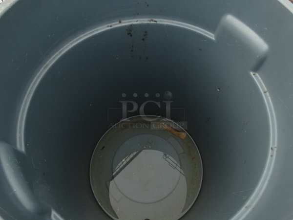 Brute Poly Trash Can. 24x20x24 - Image 3 of 3