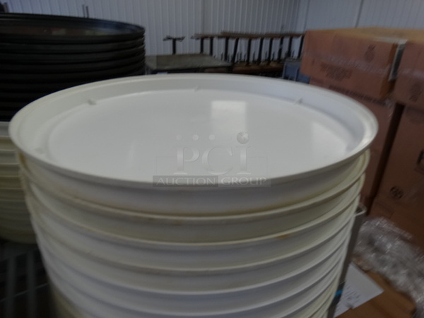 12 Pizza Hut White Poly Trays. 13.5x13.5x1.5. 12 Times Your Bid! - Image 3 of 5