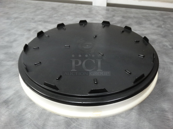 10 Pizza Hut White Poly Trays w/ 10 Black Bottom Attachments. 13.5x13.5x1.5. 10 Times Your Bid! - Image 2 of 6