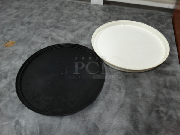 10 Pizza Hut White Poly Trays w/ 10 Black Bottom Attachments. 13.5x13.5x1.5. 10 Times Your Bid! - Image 5 of 6