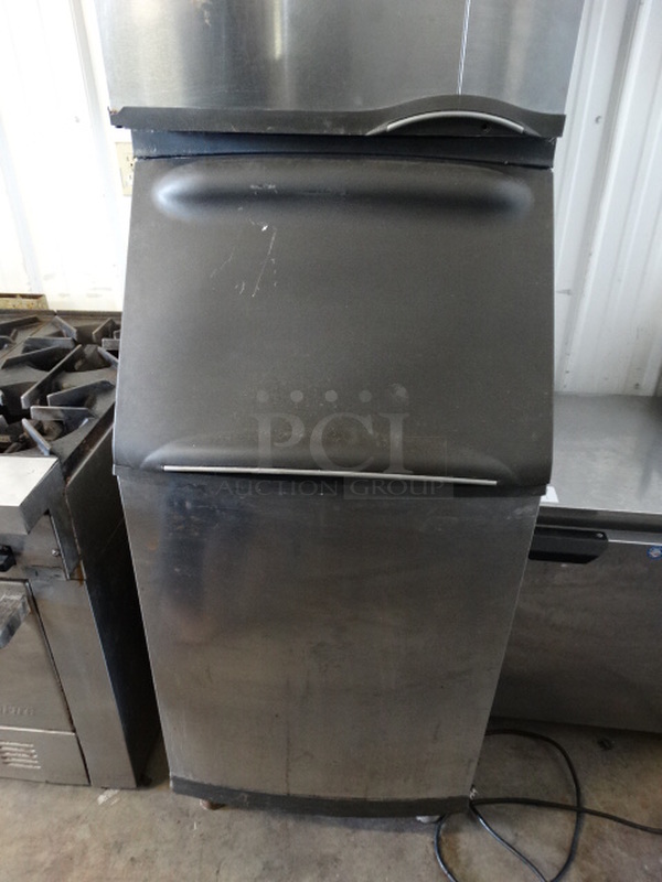 2 NICE! Items; Manitowoc Model SD0322A Stainless Steel Commercial Air Cooled Ice Machine Head and Manitowoc Model B420 Stainless Steel Commercial Ice Machine Bin. 115 Volts, 1 Phase. 22x33x72. 2 Times Your Bid! Makes One Unit - Image 4 of 8