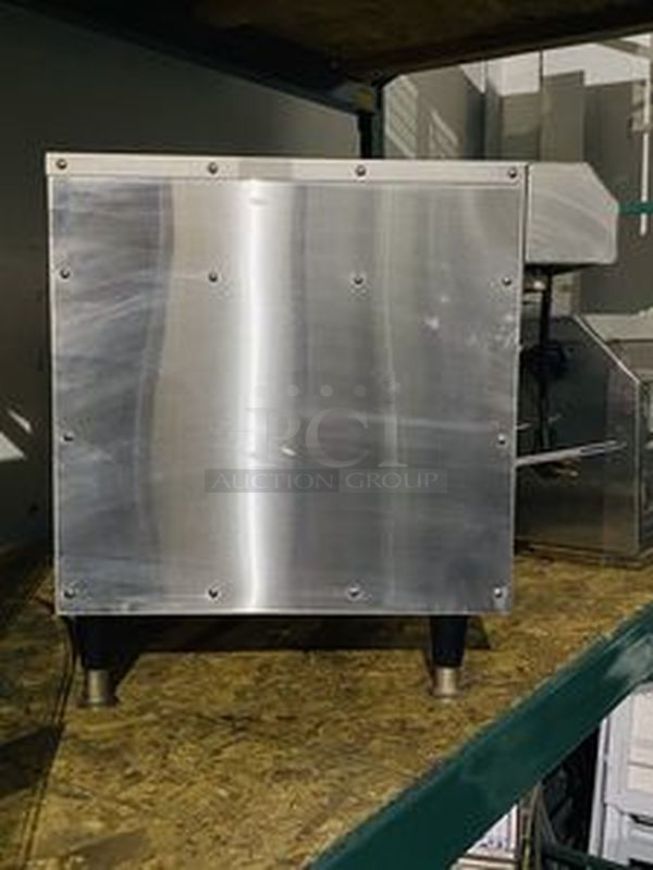 AMAZING! Quik N' Crispy GF5 Greaseless Fryer. Works Like New!   The patented Quik n’ Crispy® Model GF5 uses a combination of forced hot air, radiant heat, and an elevated perforated cooking basket to prepare ovenable frozen foods to the taste and texture as if they were deep-fat fried.   Dimensions: 23-1/2" W x 20" D x 13-1/2" H 208V (29 amp) / 60Hz/ 1 Phase Plug Type: NEMA #6-30R Weight: 175 lbs  Can Stack multiple to save space and increase productivity. Works Like New. - Image 3 of 10