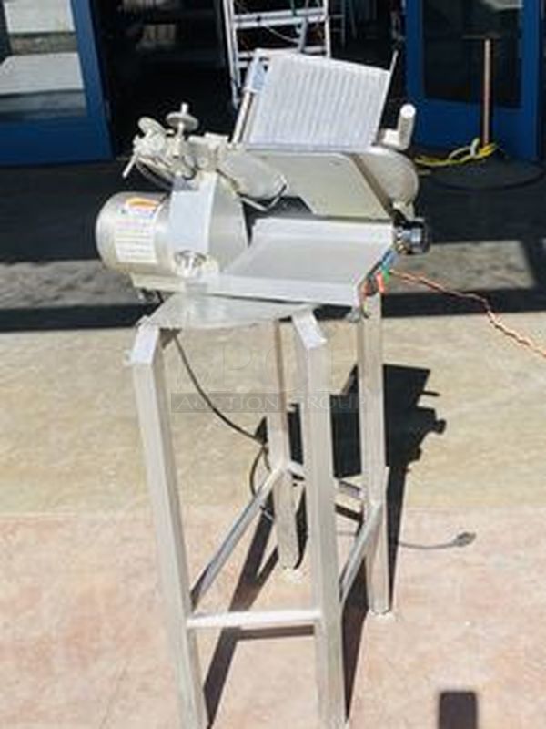 Globe Chefmate GC510 - 10” Compact Manual Slicer with Industrial Pedastal 

GC510: 1/4HP,115-60-1,2.7amps
Overall Length = 22” (56cm) Overall Width = 16” (41cm) Overall Height = 15” (38cm)
Tested. Turns On. Works - Image 3 of 5