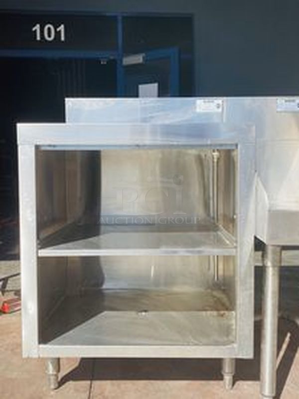 DEEEAL!! Krowner Custom Combination Under Bar Unit!

Unit Includes: Stainless Steel Glass Storage Cabinet with Drainboard Top and Glass Drying Station - Image 2 of 10