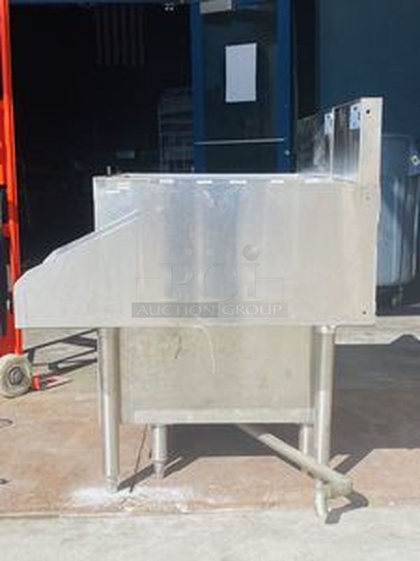 DEEEAL!! Krowner Custom Combination Under Bar Unit!

Unit Includes: Stainless Steel Glass Storage Cabinet with Drainboard Top and Glass Drying Station - Image 5 of 10