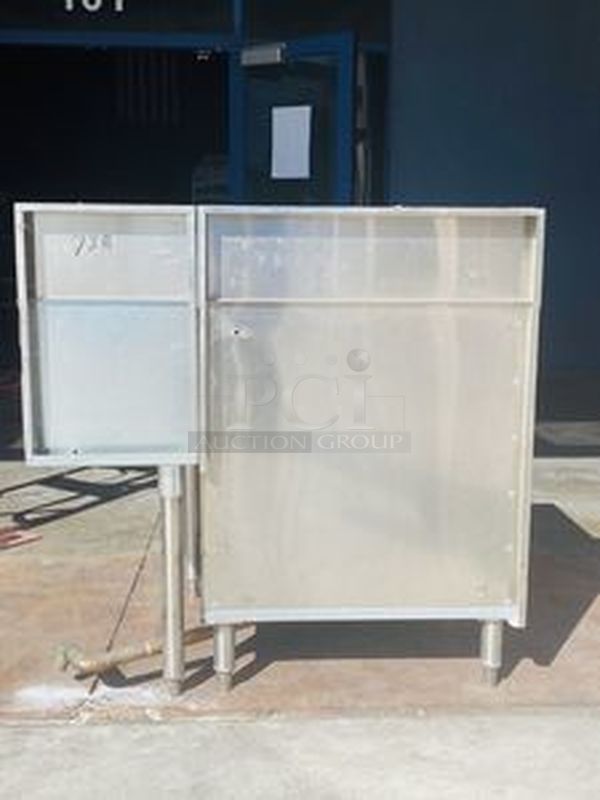 DEEEAL!! Krowner Custom Combination Under Bar Unit!

Unit Includes: Stainless Steel Glass Storage Cabinet with Drainboard Top and Glass Drying Station - Image 6 of 10