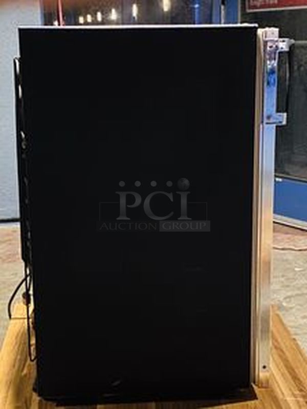 WORKS Like NEW! Jenn Air Model: WCG-H9 The Wine Cellar. Single Glass Door, Cold Plate Technology - Quickly and Silently Gets Down To and Holds Your Desired Temperature.  115 Volts, 2V, 60Hz This Model Can Hold up To 5 Shelves!  - Image 2 of 8