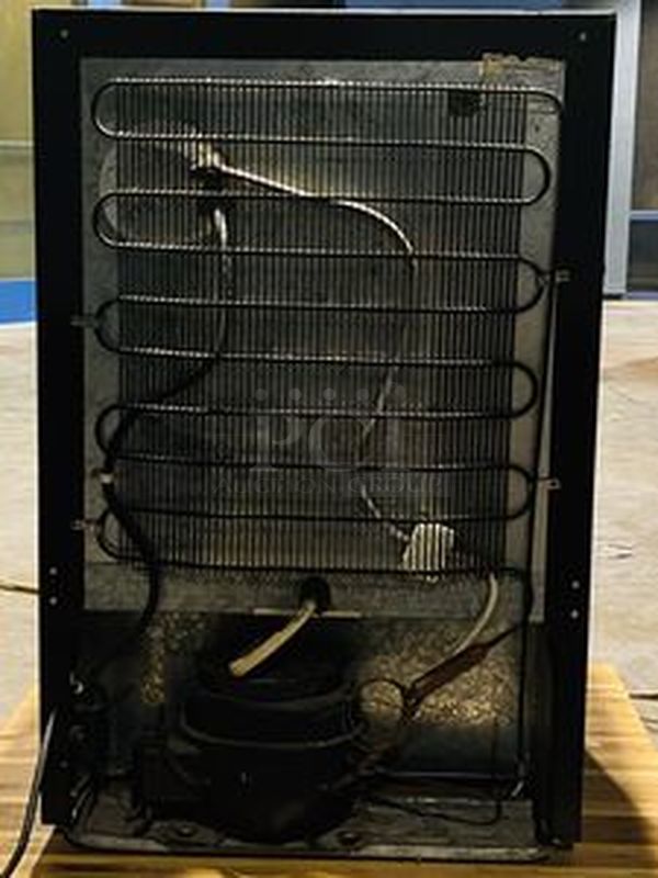 WORKS Like NEW! Jenn Air Model: WCG-H9 The Wine Cellar. Single Glass Door, Cold Plate Technology - Quickly and Silently Gets Down To and Holds Your Desired Temperature.  115 Volts, 2V, 60Hz This Model Can Hold up To 5 Shelves!  - Image 3 of 8