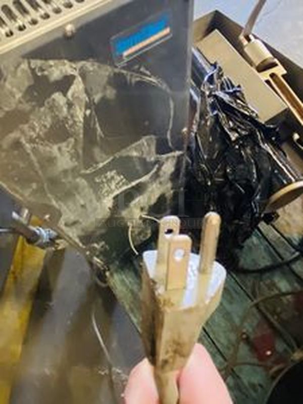 AWESOME! Island Oasis SB-3X Ice Shaver-Blender Has an Output of 15 Gallons/Hr. 1-16oz. drink/30sec. Holds Up To 10Lbs of Ice 115V Power / 6.7 AMP Grounded Outlet.   Shaver-Blender/9sec. Cycle Time Portion Control Ice 1,2, or 3 Drinks  14” wide x 16” deep x 27” high. Weighs approximately 60 pounds - Image 6 of 6