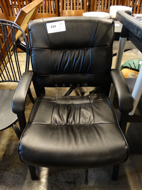 Black Office Chair w/ Arm Rests. 23x23x35