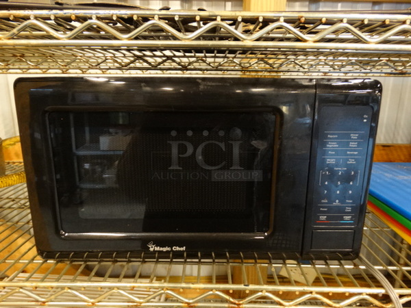 Magic Chef Countertop Microwave w/ Plate. 17x13x10