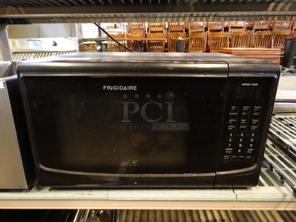 Frigidaire Countertop Microwave w/ Plate. 20.5x15x12
