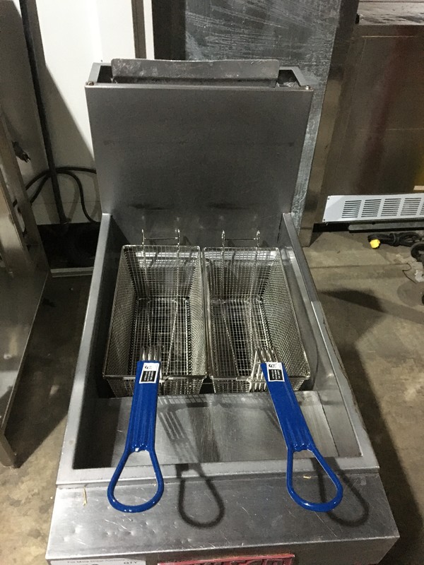 Vulcan Commercial Natural Gas Powered Deep Fat Fryer! With 4 Burners! With Backsplash! With 2 Metal Frying Baskets! All Stainless Steel! On Legs! - Image 6 of 9