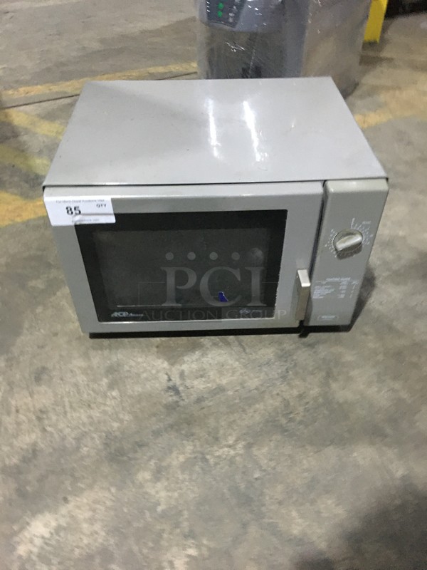 Amana Commercial Countertop Microwave Oven! With View Through Door! Model RCS10DA Serial 1004303372! 120V!
