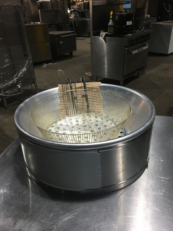 SWEET! NEW IN THE BOX! Cecilware Commercial Countertop Round Surface Fryer! 14 LB Capacity! All Stainless Steel! Model RSF120 Serial 1033654! 120V! - Image 4 of 9
