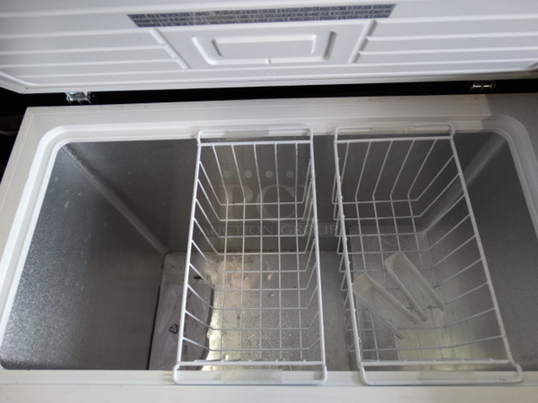 NICE! Hisense Model FC72D6BWE Chest Freezer w/ Hinge Lid. 115 Volts, 1 Phase. 37x21x33. Tested and Working! - Image 5 of 7