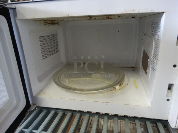 Westinghouse White Countertop Microwave. 18x12x11 - Image 4 of 5