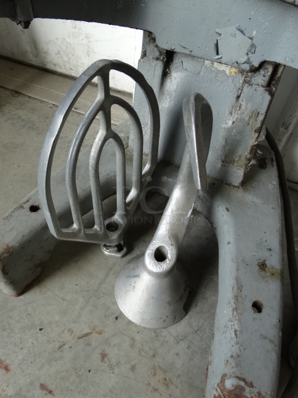 GREAT! Hobart Model D-300 Metal Commercial 30 Quart Planetary Mixer w/ Paddle and Dough Hook Attachments. 115 Volts, 1 Phase. 2x22x45. Tested and Working! - Image 4 of 8