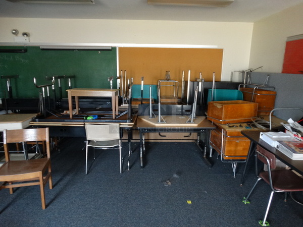 Modular Classroom w/ 2 Entrance Doors, 4 Windows, Closet and All Contents! BUYER MUST REMOVE. Item Is Located In Coatesville, PA - Winner Will Have Up To 2 Weeks To Remove. Address Will Be Given To the Winning Bidder After They Provide a Certificate of Insurance - Image 5 of 12