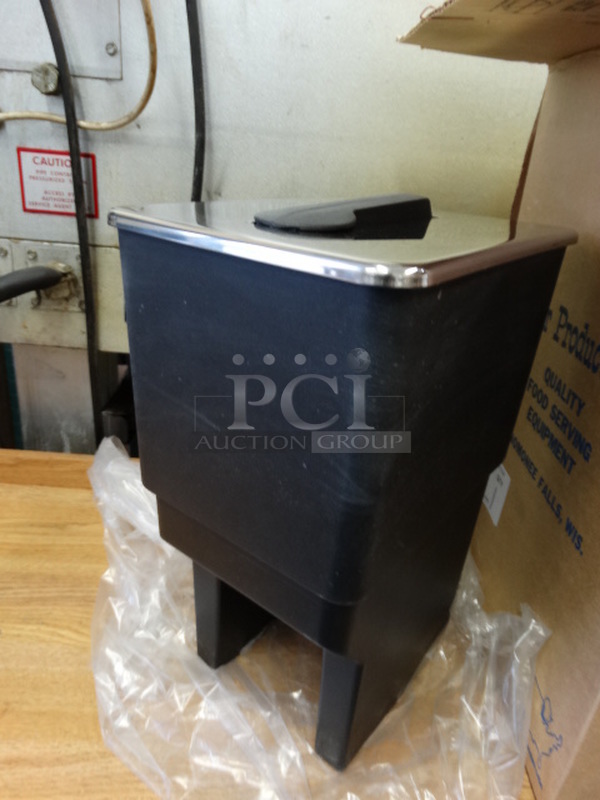 BRAND NEW IN BOX! Server Products 7000 Black Poly Rectangular 1 oz Condiment Pump. 7.5x9.5x14 - Image 2 of 6