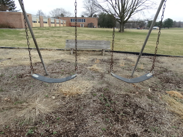 Metal 6 Swing Swingset. BUYER MUST REMOVE. Item Is Located In Coatesville, PA - Winner Will Have Up To 2 Weeks To Remove. Address Will Be Given To the Winning Bidder After They Provide a Certificate of Insurance - Image 5 of 11