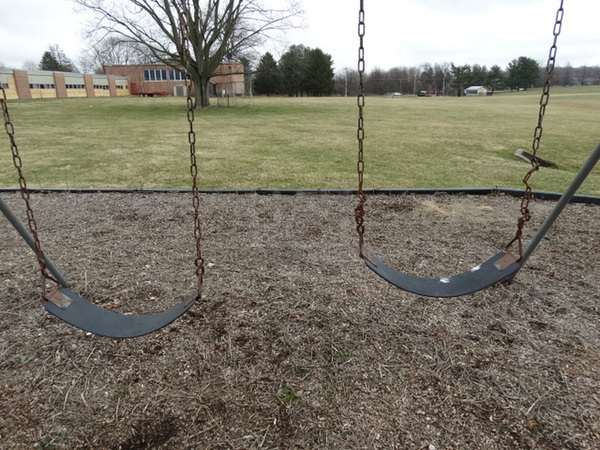 Metal 8 Swing Swingset; Missing 1 Swing Seat. BUYER MUST REMOVE. Item Is Located In Coatesville, PA - Winner Will Have Up To 2 Weeks To Remove. Address Will Be Given To the Winning Bidder After They Provide a Certificate of Insurance - Image 4 of 12