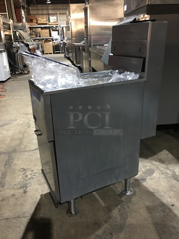 Pitco Commercial Natural Gas Powered Deep Fat Fryer! With 2 Metal Frying Baskets! With Backsplash! All Stainless Steel! Model 35C Serial G15CB011933! On Legs! - Image 3 of 9