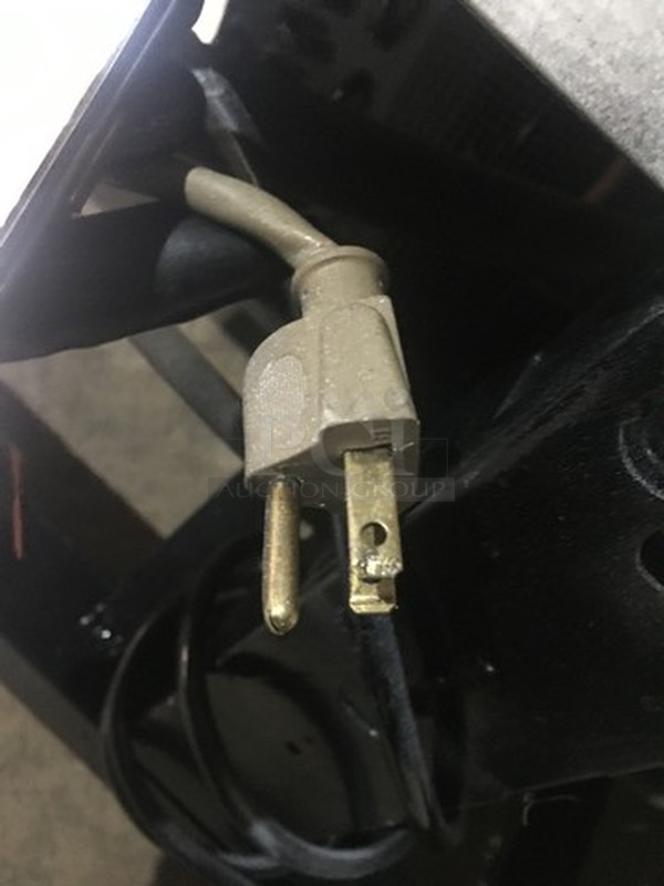 Nice! True 3 Door Reach In Cooler Merchandiser! Model GDM72 Serial 11964827! 115V 1Phase!  - Image 8 of 8
