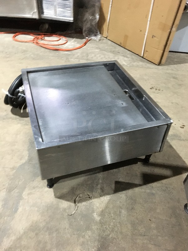 BEAUTIFUL! Wells Commercial Countertop Electric Powered Flat Griddle! All Stainless Steel! Model G13 Serial T17979! 208/240V! On Legs! - Image 4 of 9