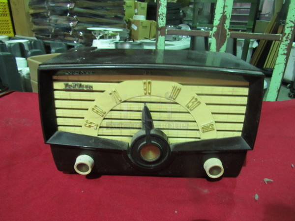 One Traveler Super Heterodyne Radio. Model# 66-38. 35 Watt.