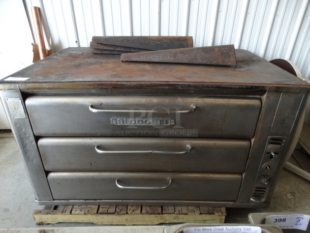 WOW! Blodgett Model 981 Metal Commercial Natural Gas Powered Double Deck Pizza Oven. Comes w/ 4 Legs! 50,000 BTU. 59.5x42x32. Legs: 27.5