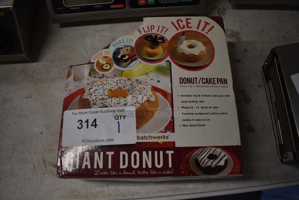 BRAND NEW IN BOX! Giant Donut Pan. 9.5x9.5x3.5