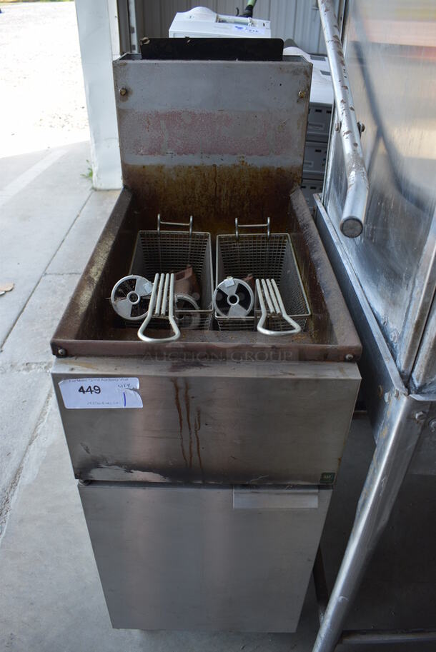 NICE! Cecilware Model FMP40 Stainless Steel Commercial Natural Gas Powered Deep Fat Fryer w/ 2 Metal Baskets. 115,000 BTU. 15.5x30x46