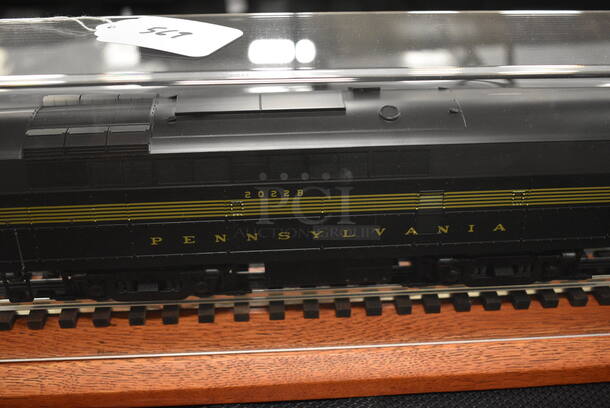 IN DISPLAY CASE! Weaver Pennsylvania Model Train. 32x5x7 - Image 3 of 8