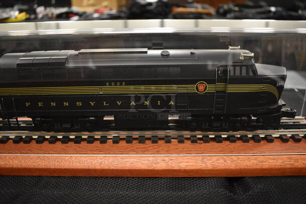 IN DISPLAY CASE! Weaver Pennsylvania Model Train. 32x5x7 - Image 4 of 8
