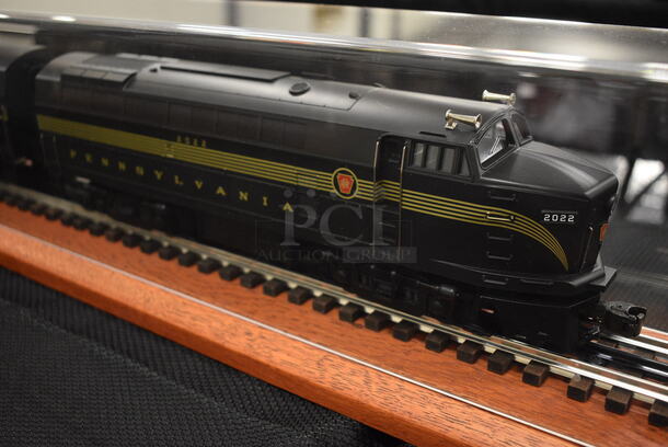 IN DISPLAY CASE! Weaver Pennsylvania Model Train. 32x5x7 - Image 5 of 8