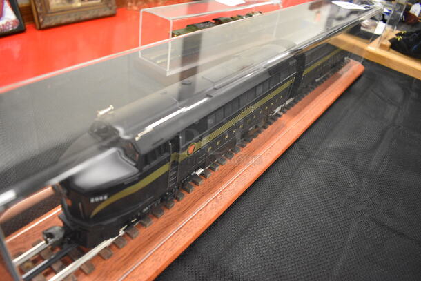 IN DISPLAY CASE! Weaver Pennsylvania Model Train. 32x5x7 - Image 7 of 8