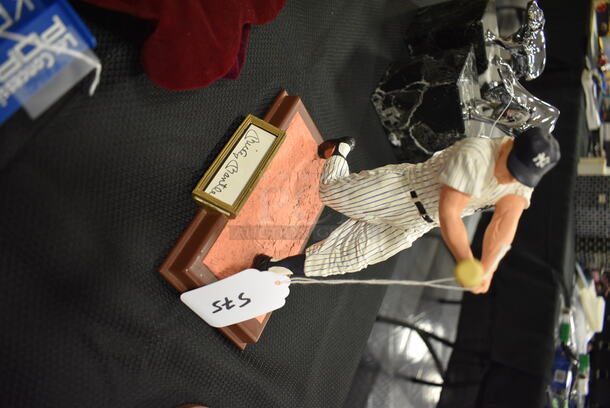 LIMITED EDITION! Mickey Mantle NY Yankees Hand Signed Cold Cast Figurine! 642/975. - Image 2 of 5