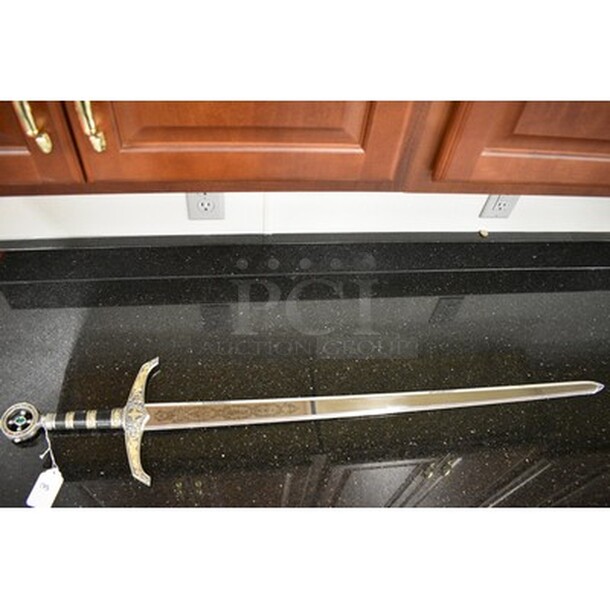 AMAZING! Robin Hood Sword. Sword of Robin of Locksley. Luxury Collectible Medieval Sword of the King of Thieves. Silver and 24K Gold Plated, Genuine Leather, Green Stone. 47x1x9. - Image 10 of 10