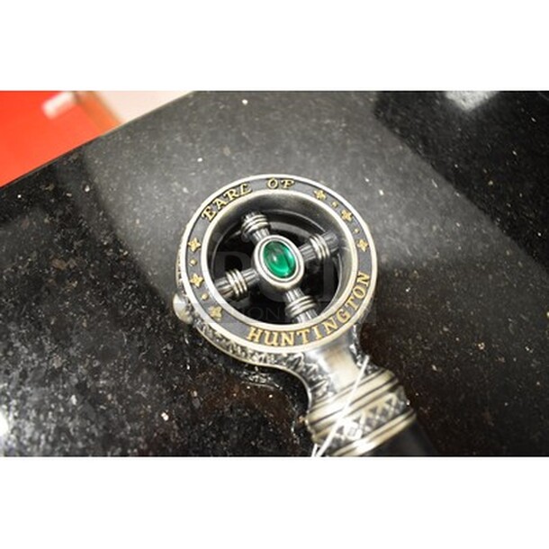 AMAZING! Robin Hood Sword. Sword of Robin of Locksley. Luxury Collectible Medieval Sword of the King of Thieves. Silver and 24K Gold Plated, Genuine Leather, Green Stone. 47x1x9. - Image 4 of 10
