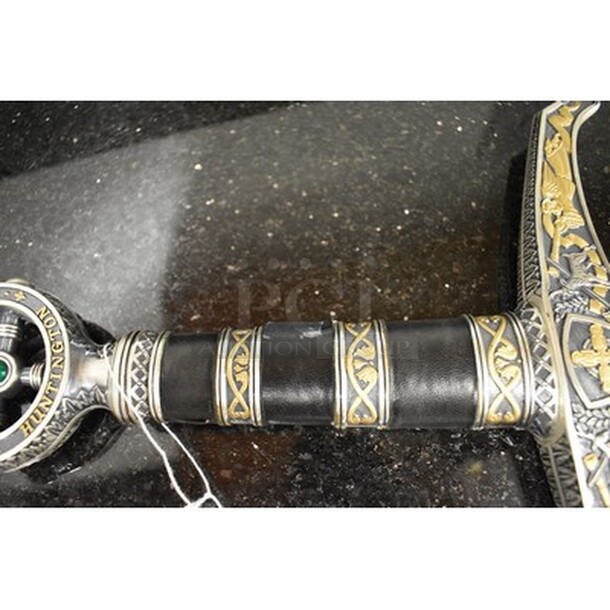 AMAZING! Robin Hood Sword. Sword of Robin of Locksley. Luxury Collectible Medieval Sword of the King of Thieves. Silver and 24K Gold Plated, Genuine Leather, Green Stone. 47x1x9. - Image 5 of 10
