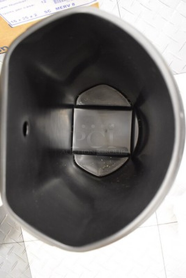 Metal Trash Can with Basket. 9x9x12 - Image 3 of 3