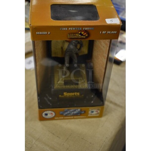 LIMITED EDITION! Sports Illustrated Collection Mickey Mantle Handcrafted Figure. 5060/30,000. Comes With Certificate of Authenticity!  - Image 3 of 5
