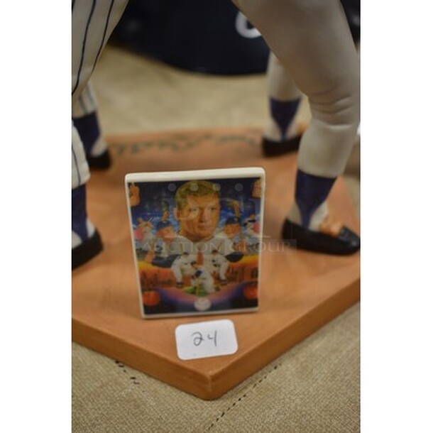1990 Sports Impressions Special Commemorative "The Greatest Switch Hitter" Mickey Mantle Figurine With Signature! 1854/2401 - Image 6 of 8