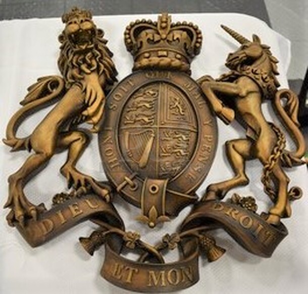 BEAUTIFUL! Brass Colored Royal Coat of Arms With Dieu Et Mon Droit Wall Decor. 17x18x4 - Image 1 of 3