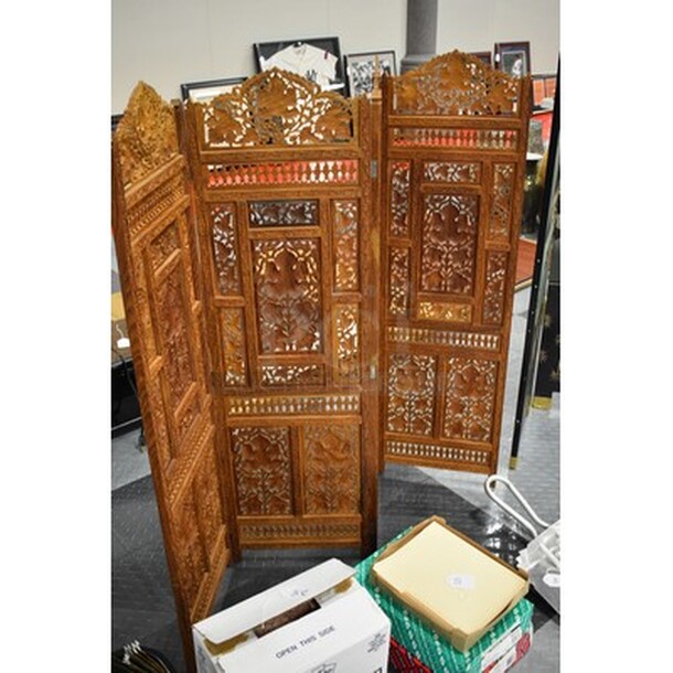 STUNNING! Wooden Changing Screen. 45x14x49 - Image 2 of 4