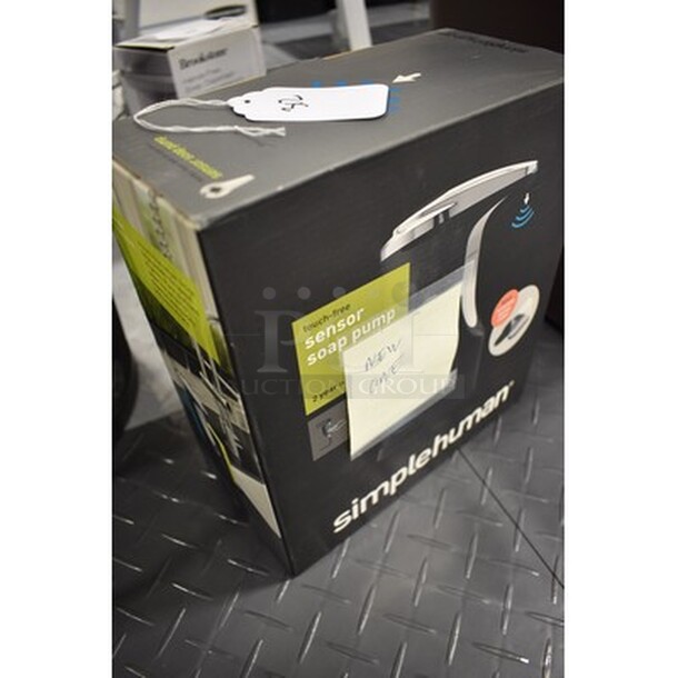 BRAND NEW IN BOX! Simplehuman Brand Touch-Free Sensor Soap Pump - Image 2 of 3